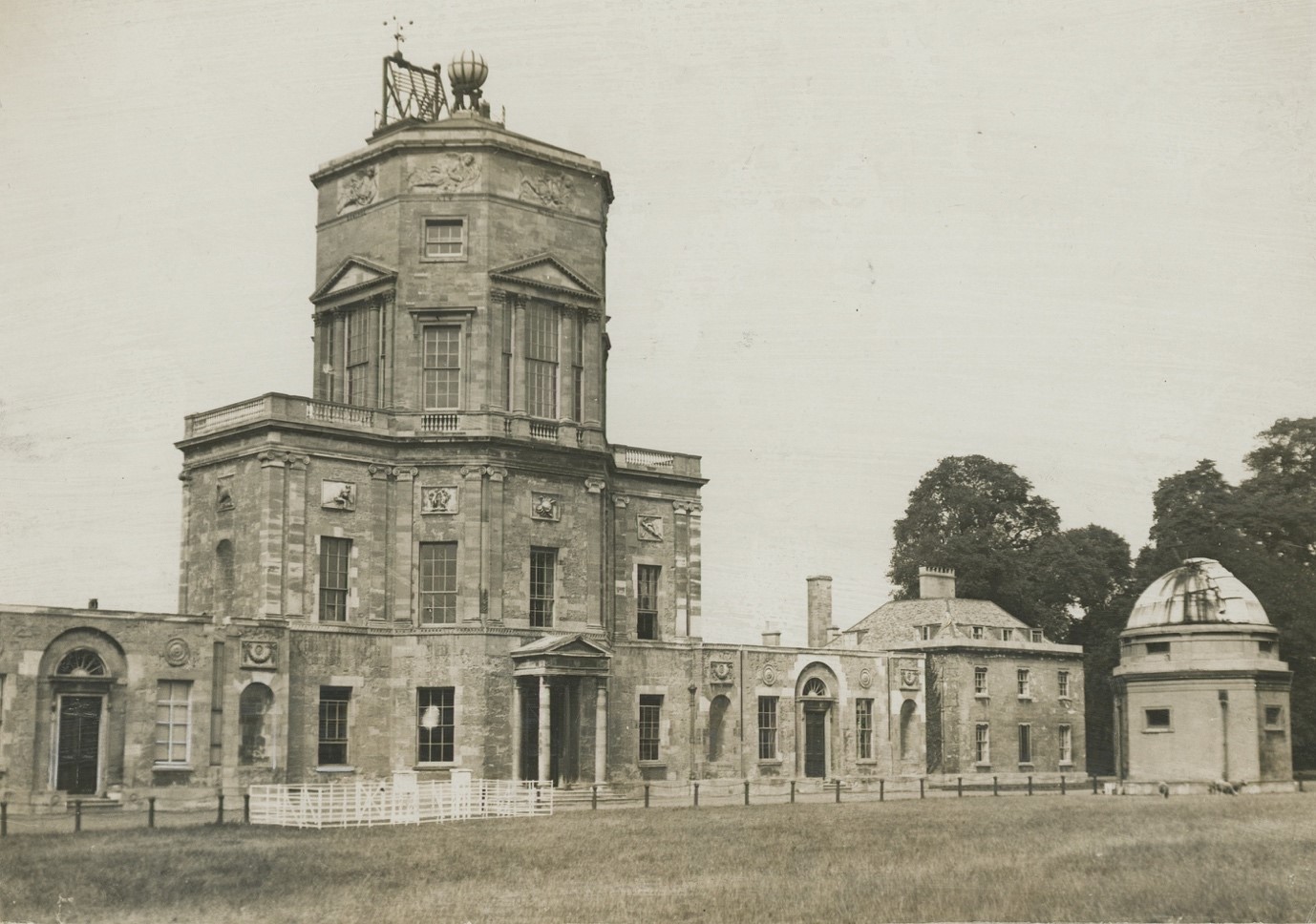 Black and white view of the front of the Radcliffe Observatory in 1929