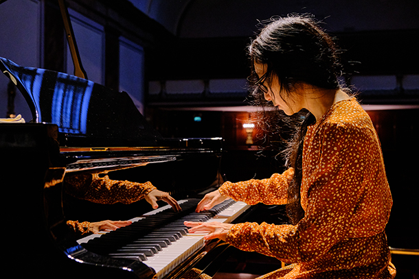 Maki Sekiya playing piano at Wigmore Hall