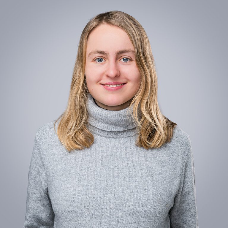 Nuria Köchling in front of a light grey background