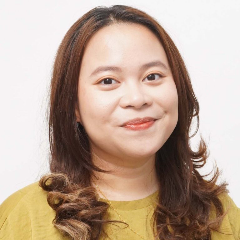 Dwi Intan Azmireta Profile Pic In Yellow Top