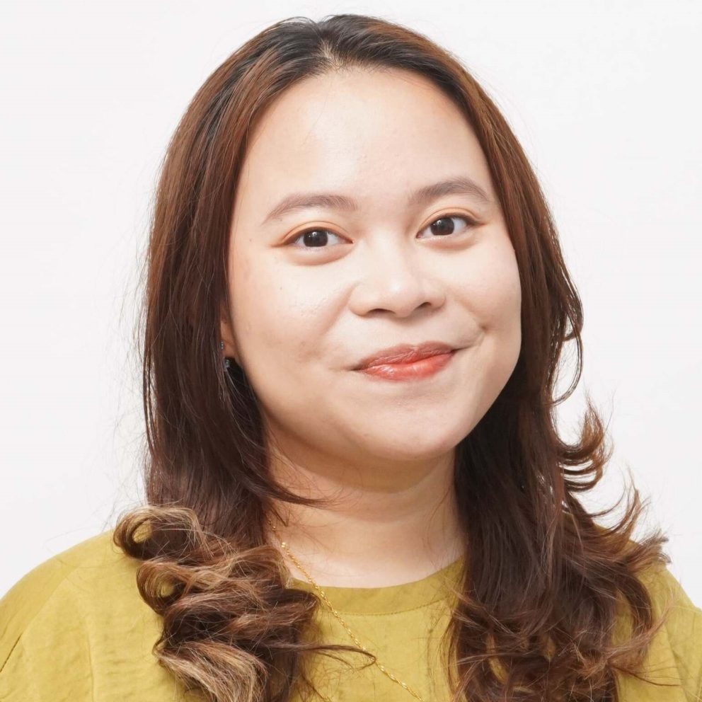 Dwi Intan Azmireta Profile Pic In Yellow Top